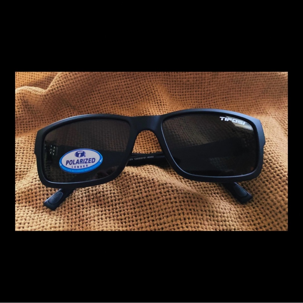 SUNGLASSES Tifosi Hagen Matte Black/Smoke Lense Unisex Never worn Polarized